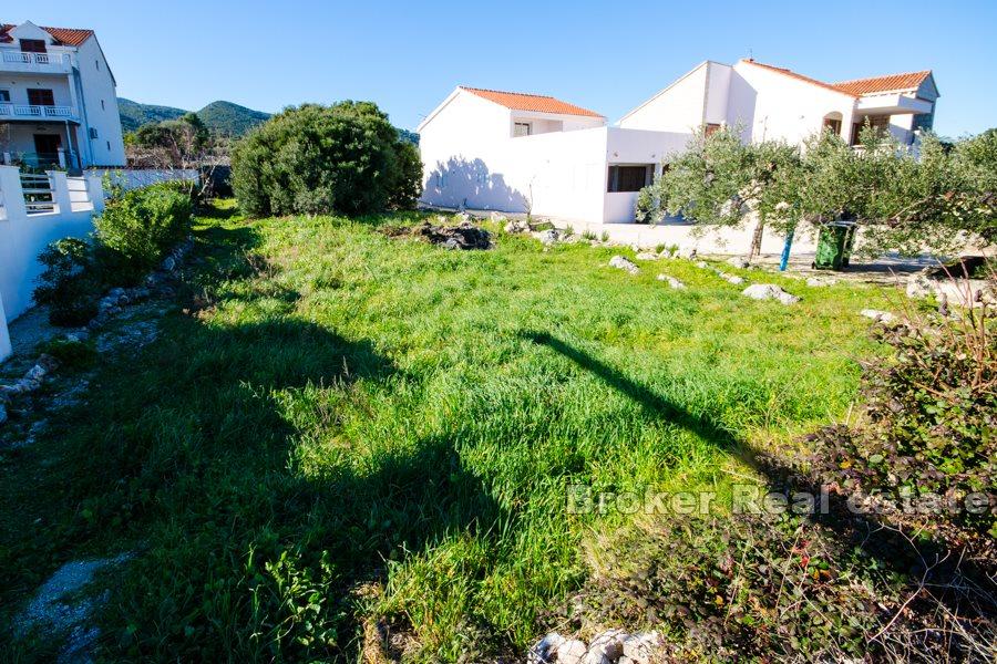 Building land in the first row to the sea