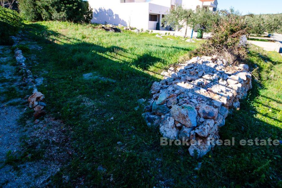 Building land in the first row to the sea