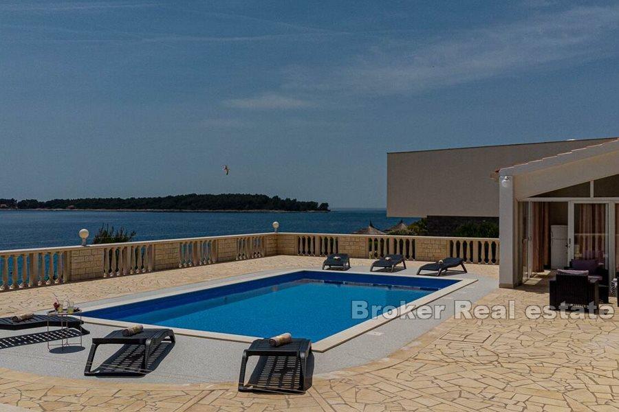 Unikt steinhus ved sjøen