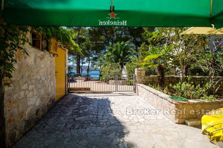 Hus i andra raden mot havet