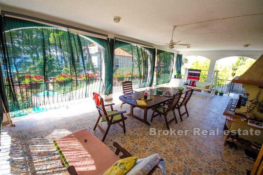 Hus i andra raden mot havet