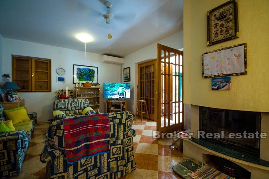 Hus i andra raden mot havet