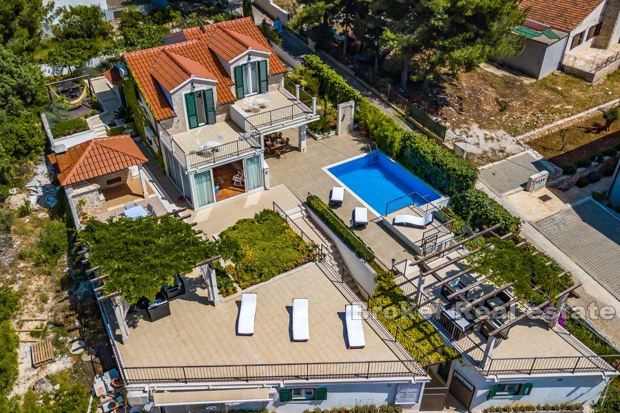 Villa med basseng og havutsikt