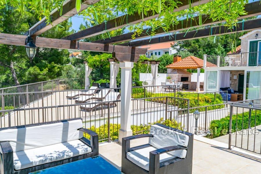 Villa med basseng og havutsikt