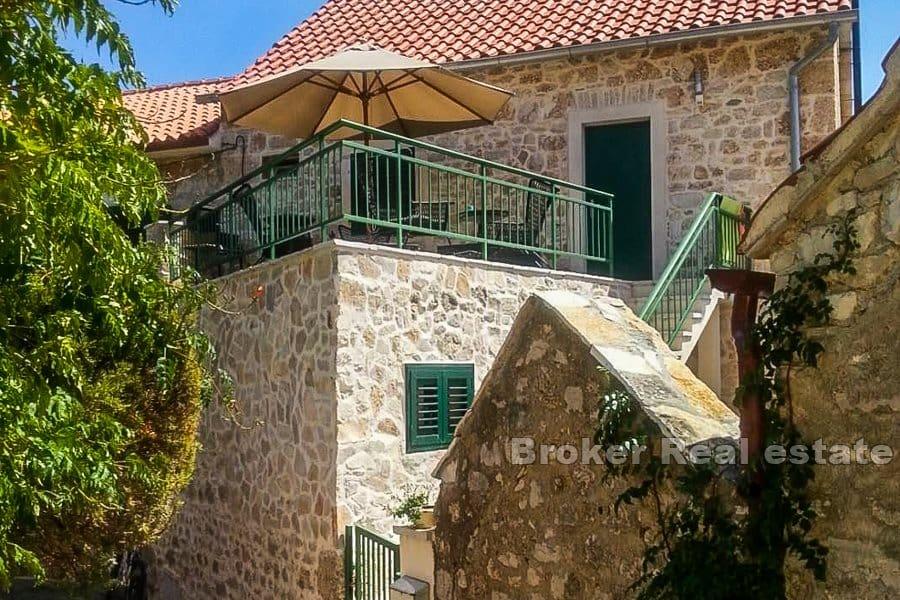 Maison en pierre rénovée avec vue mer