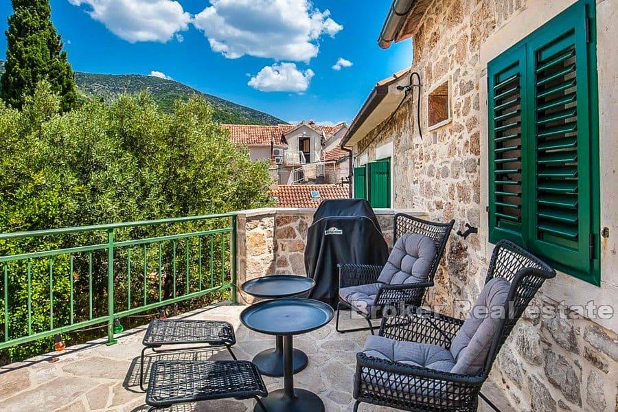 Maison en pierre rénovée avec vue mer