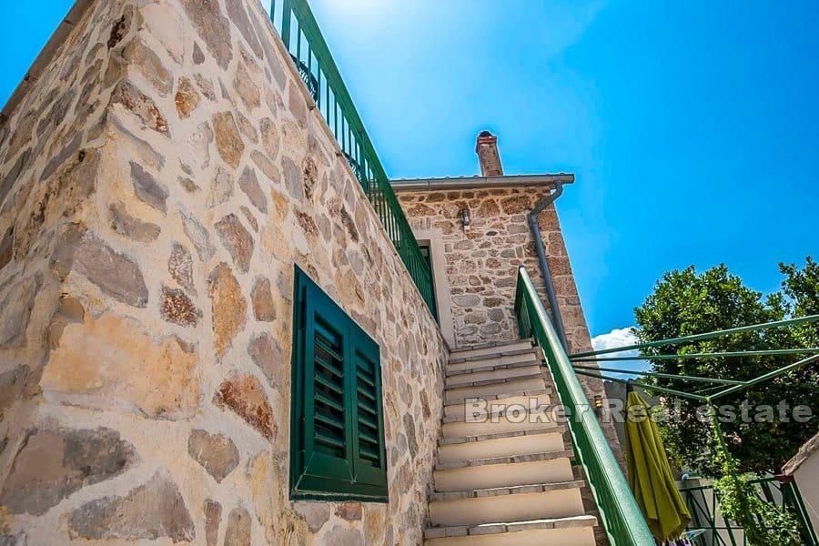 Maison en pierre rénovée avec vue mer