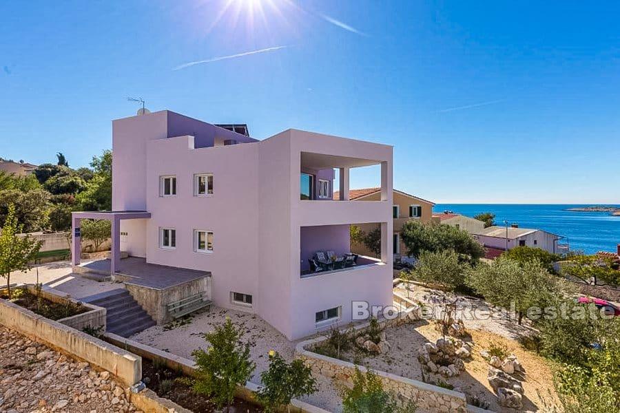 Apartmanska kuća u drugom redu do mora