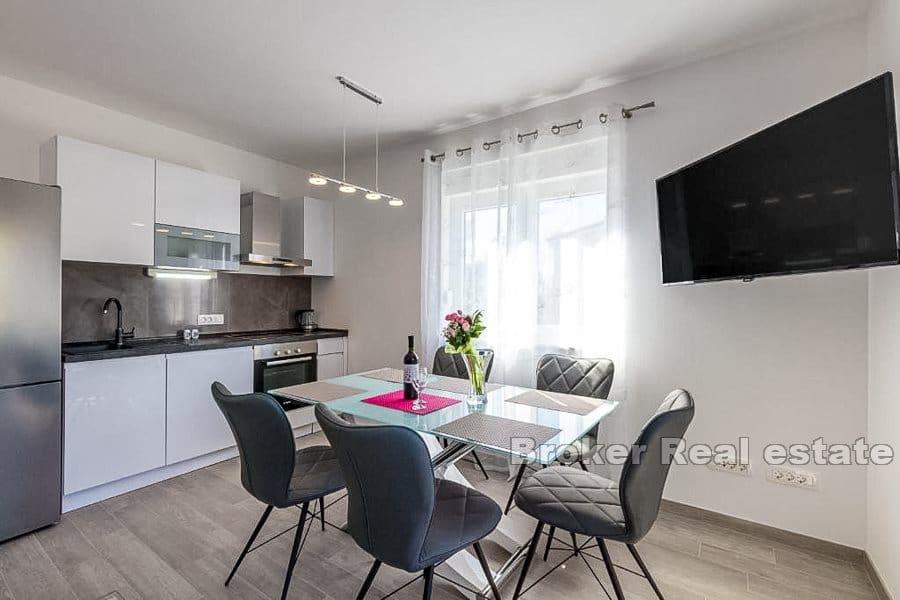 Apartmanska kuća u drugom redu do mora