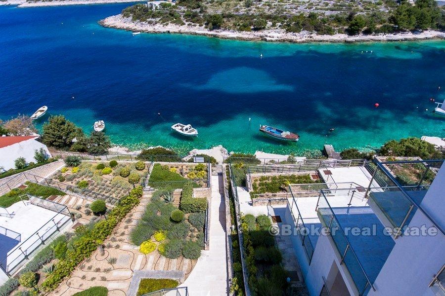 Nybyggd villa, vid havet