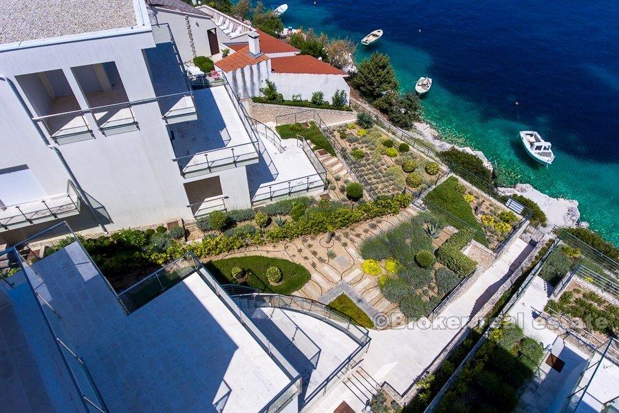 Villa nouvellement construite, à la mer