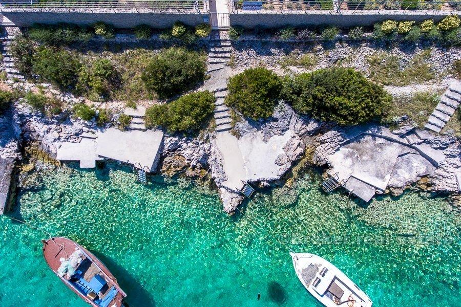Villa nouvellement construite, à la mer