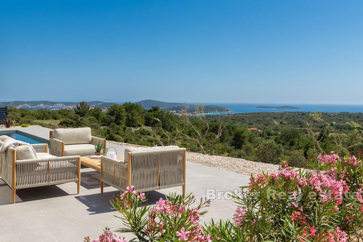 001-2013-147-A-Villa-With-a-Unique-Mix-of-Modern-and-Rustic