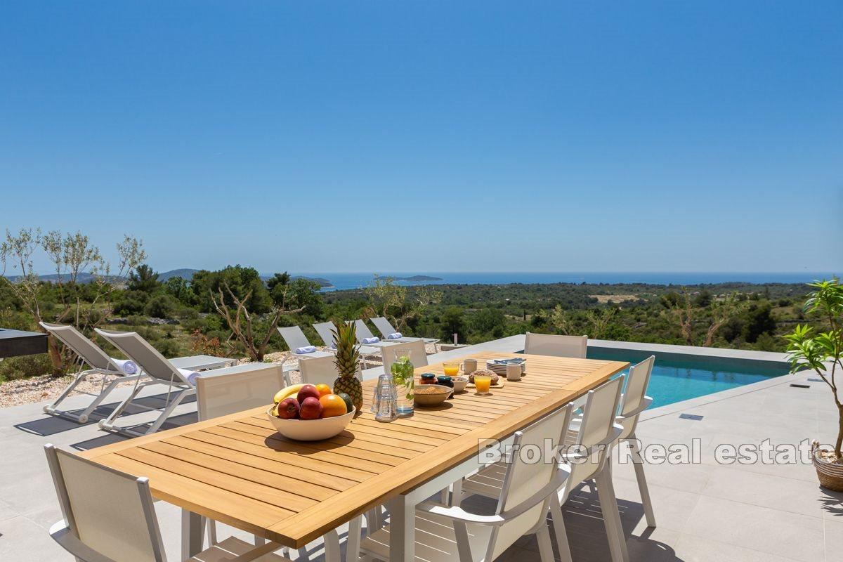 001-2013-147-B-Exotic-Villa-With-Swimming-Pool