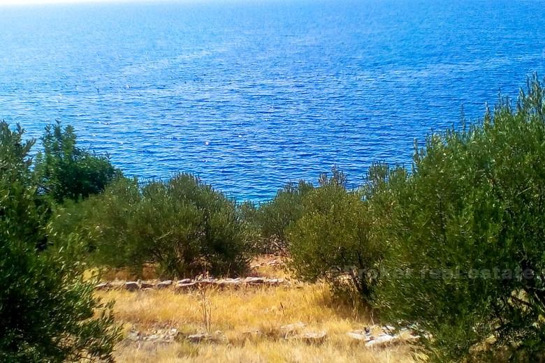 Building land in a wonderful location, right by the sea, south orientation