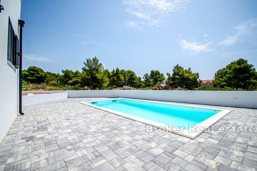 Obiteljska kuća s bazenom