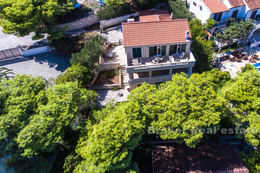Fristående hus på norra sidan av ön Brač