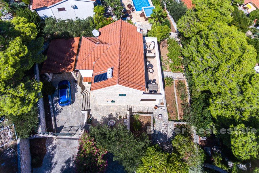Detached house on the north side of the island of Brač