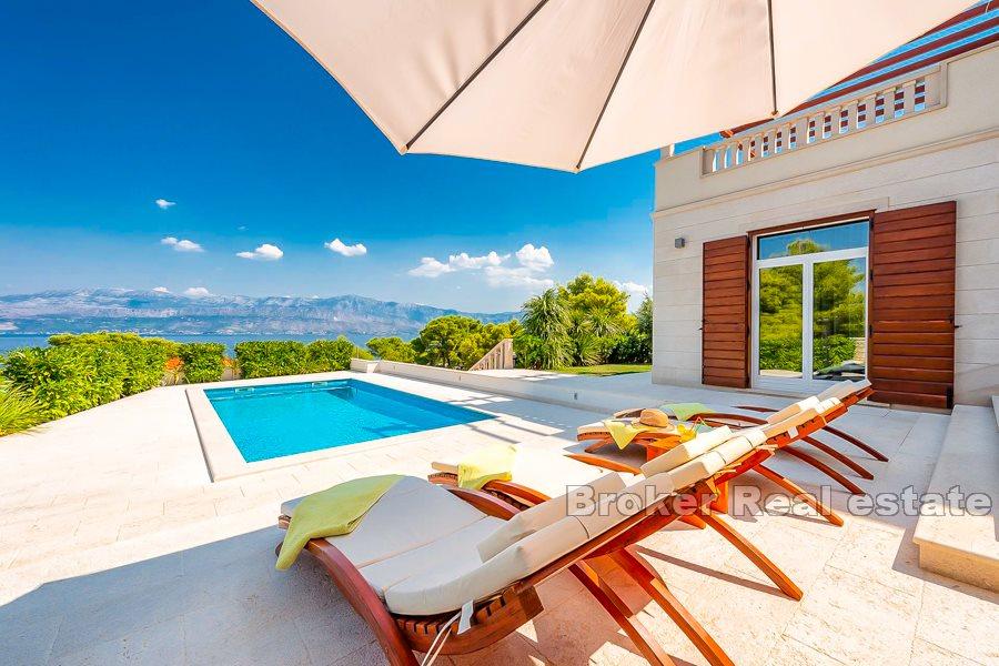 Villa in pietra con vista mare