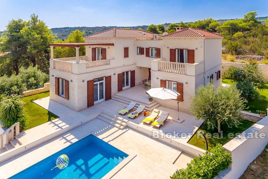 Villa in pietra con vista mare