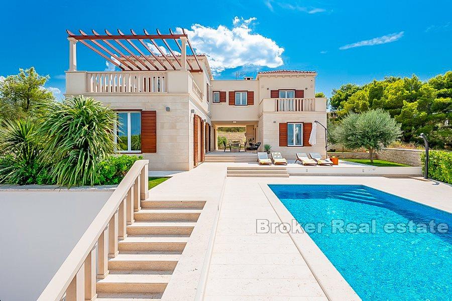 Villa in pietra con vista mare