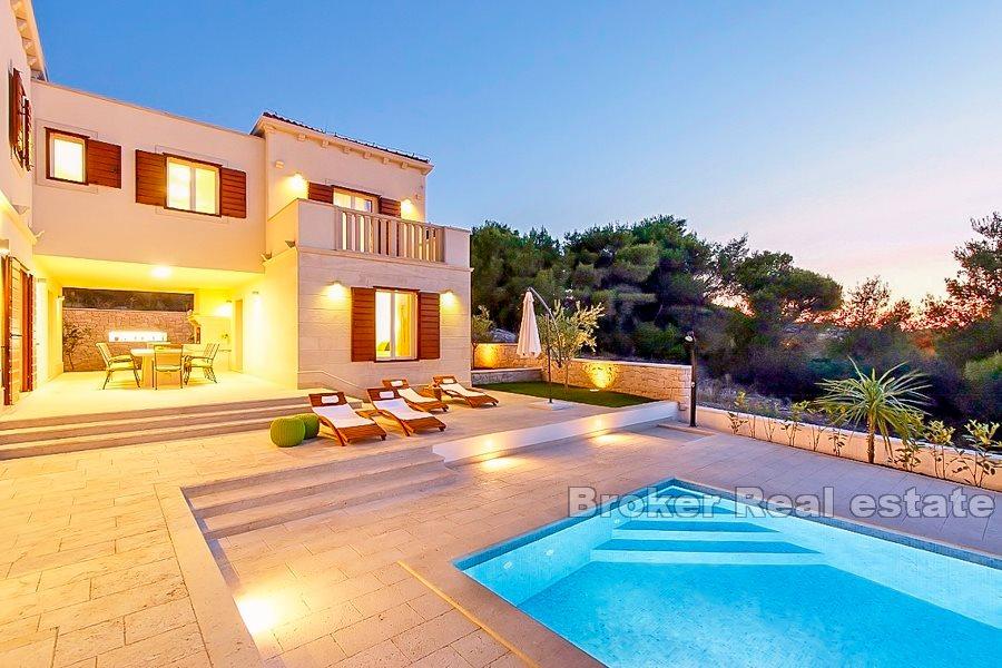 Villa in pietra con vista mare