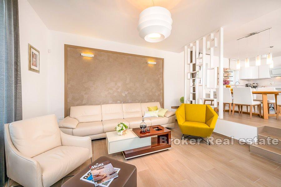 Villa in pietra con vista mare