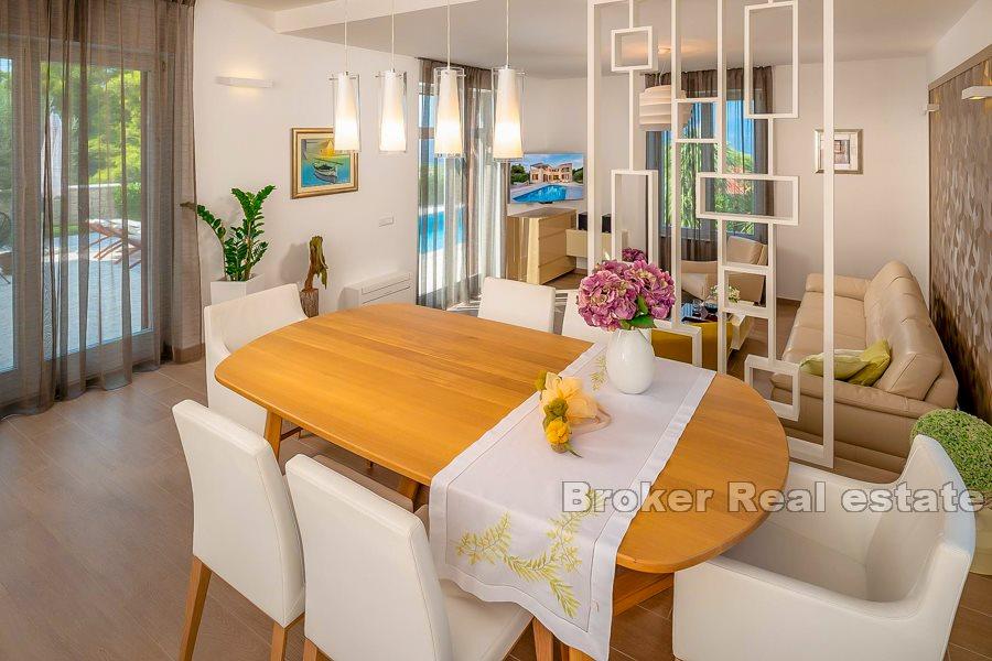 Villa in pietra con vista mare