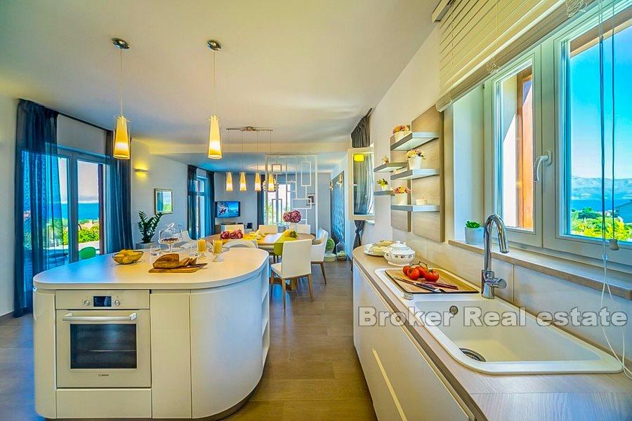 Villa in pietra con vista mare