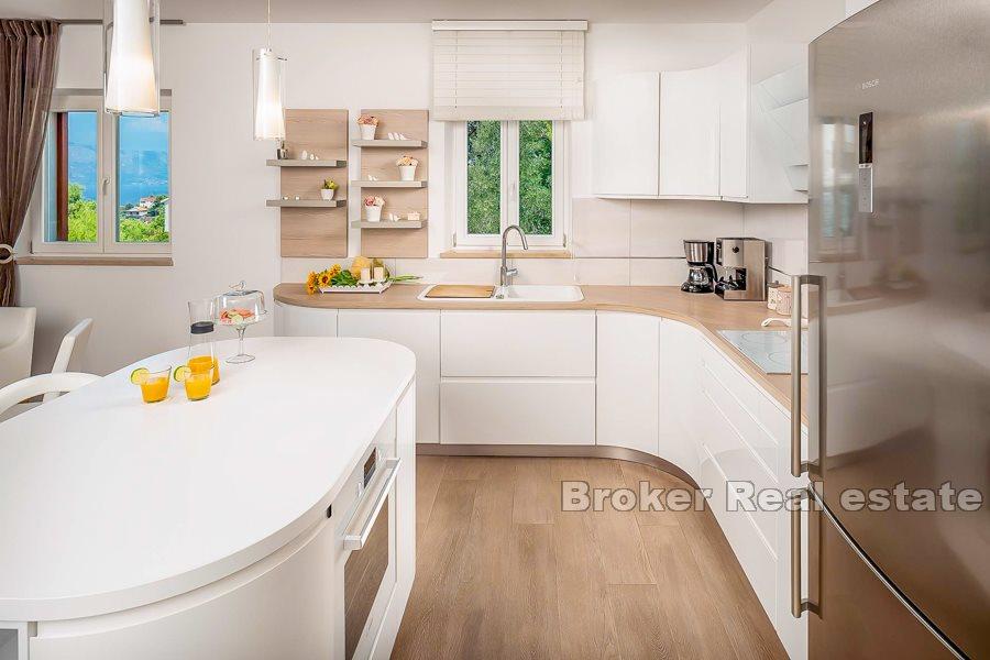 Steinvilla med havutsikt