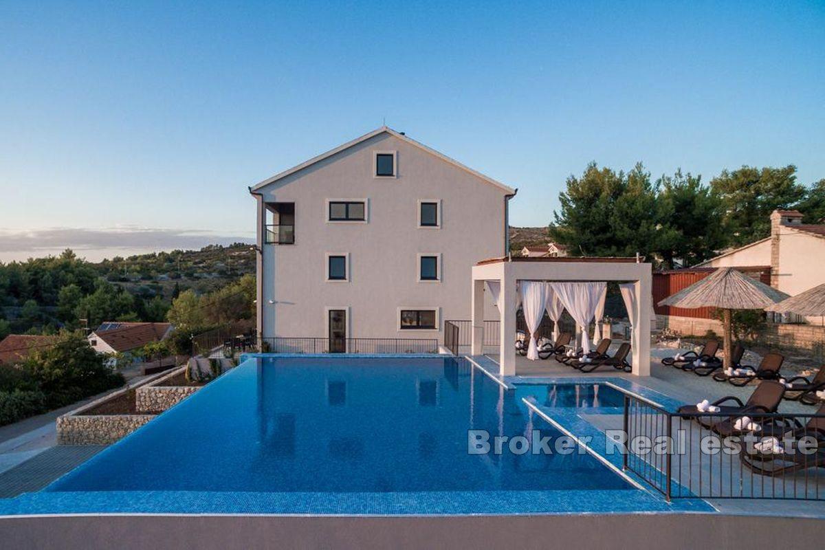 Grande villa avec piscine et vue mer