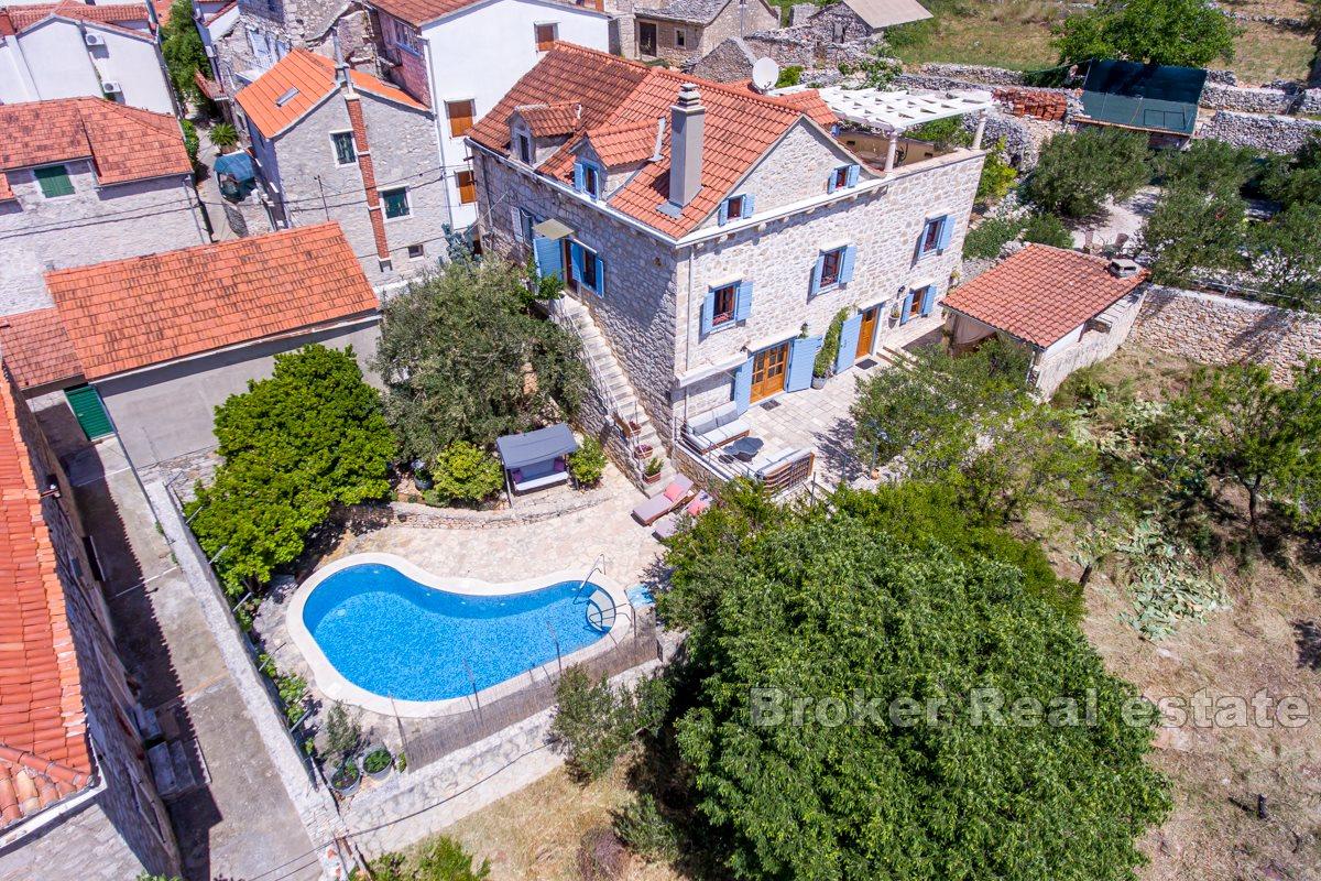 Villa en pierre avec piscine