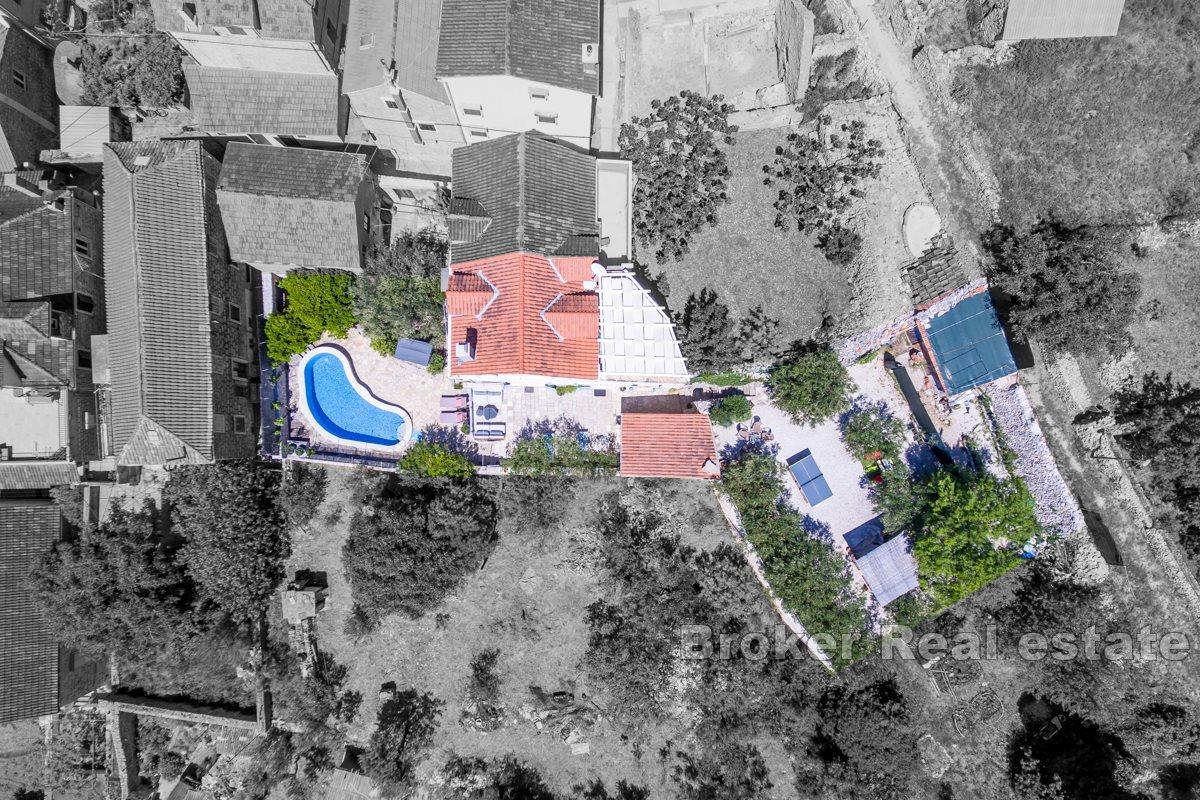 Steinvilla mit Swimmingpool