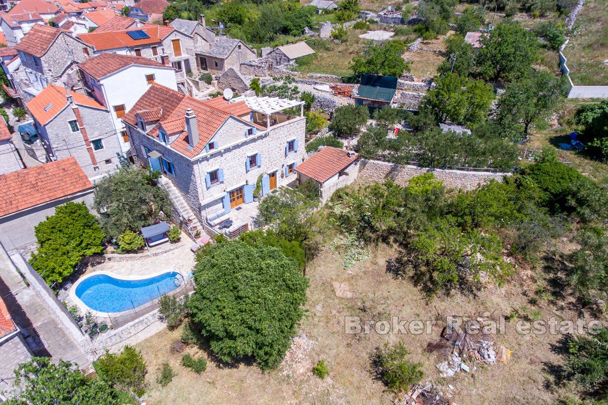 Steinvilla mit Swimmingpool
