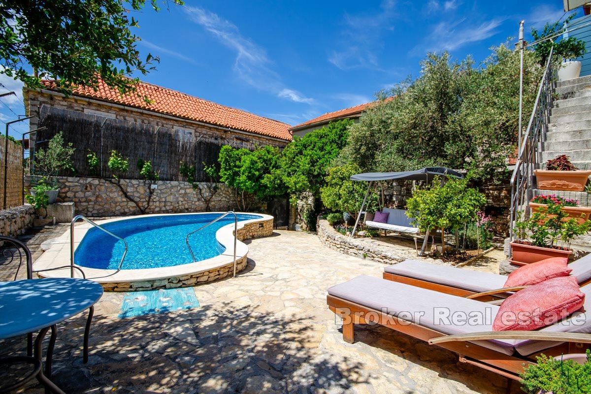 Steinvilla med svømmebasseng