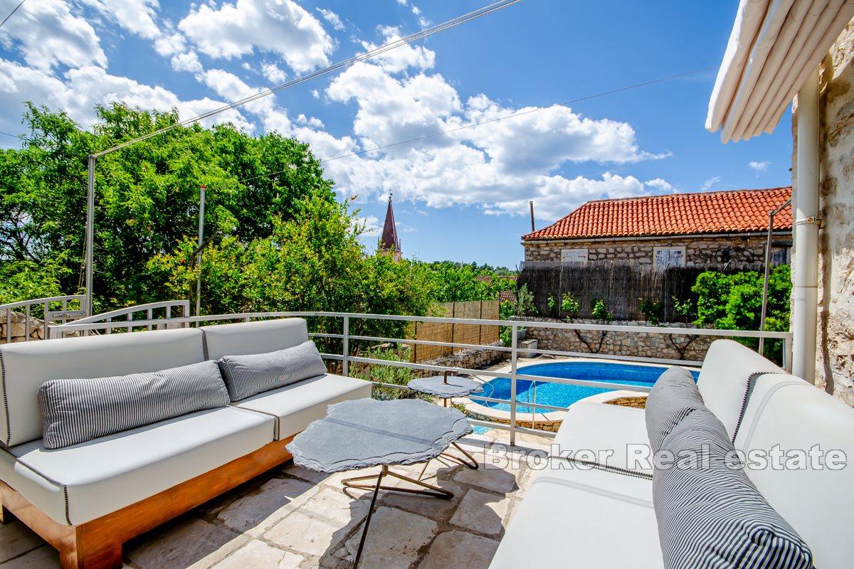 Steinvilla med svømmebasseng