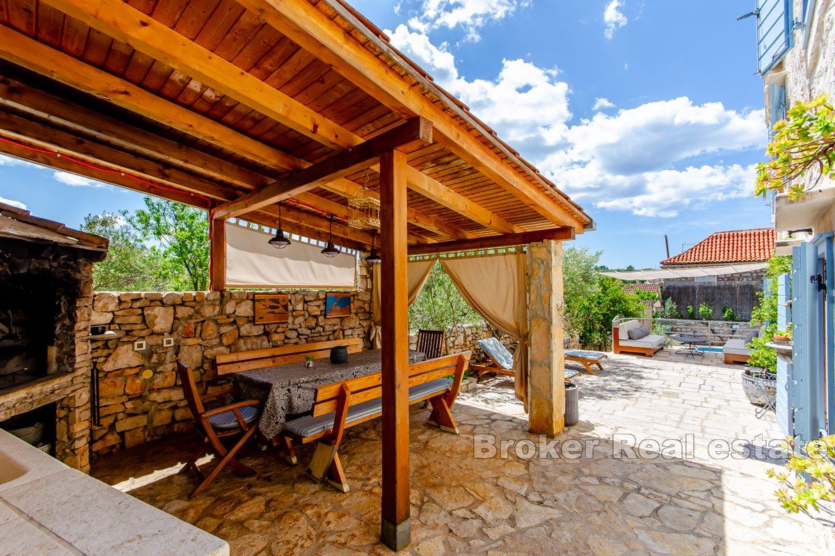 Steinvilla med svømmebasseng