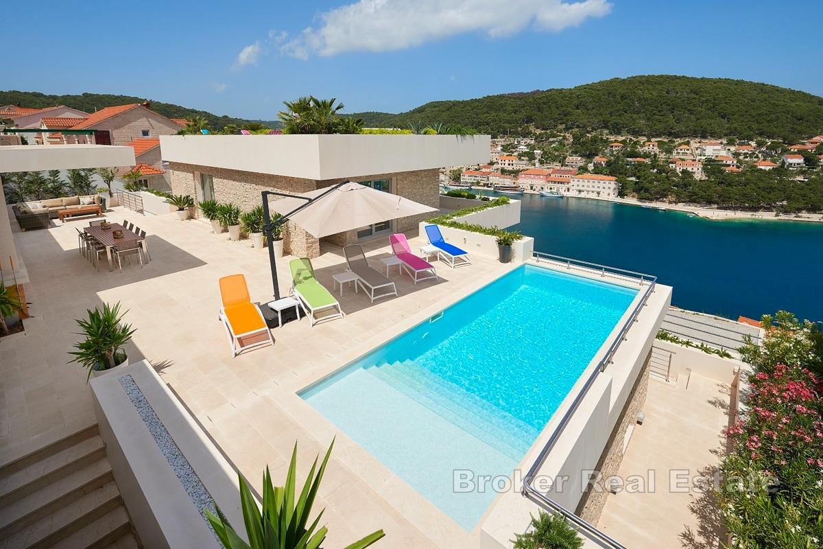 Villa moderne avec piscine et vue mer