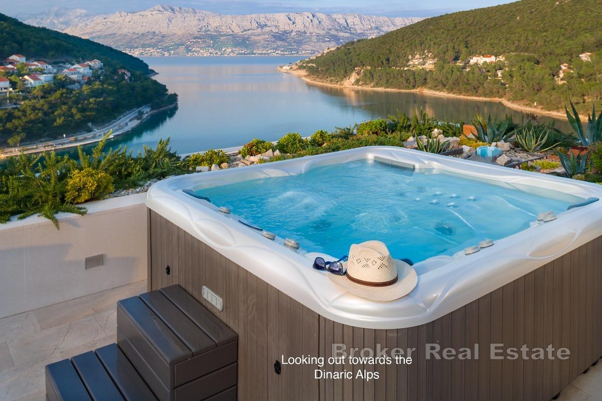 Moderna vila s bazenom i pogledom na more