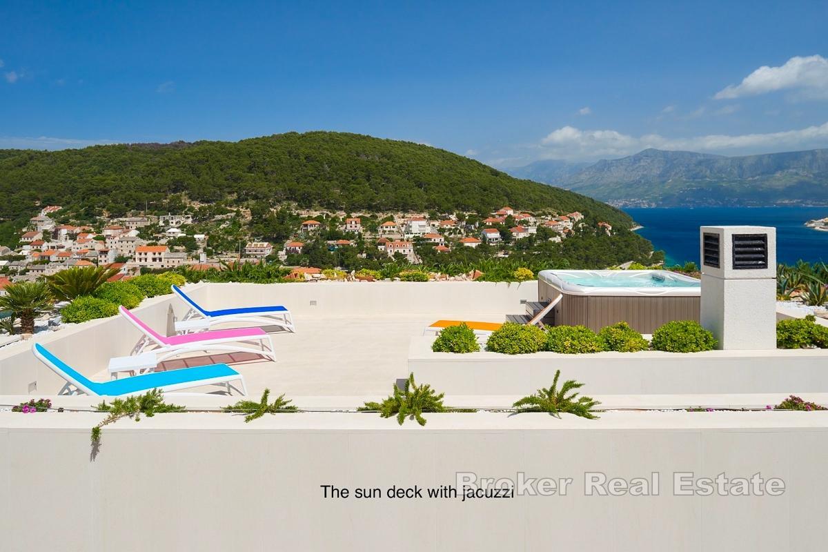 Moderne villa med svømmebasseng og havutsikt