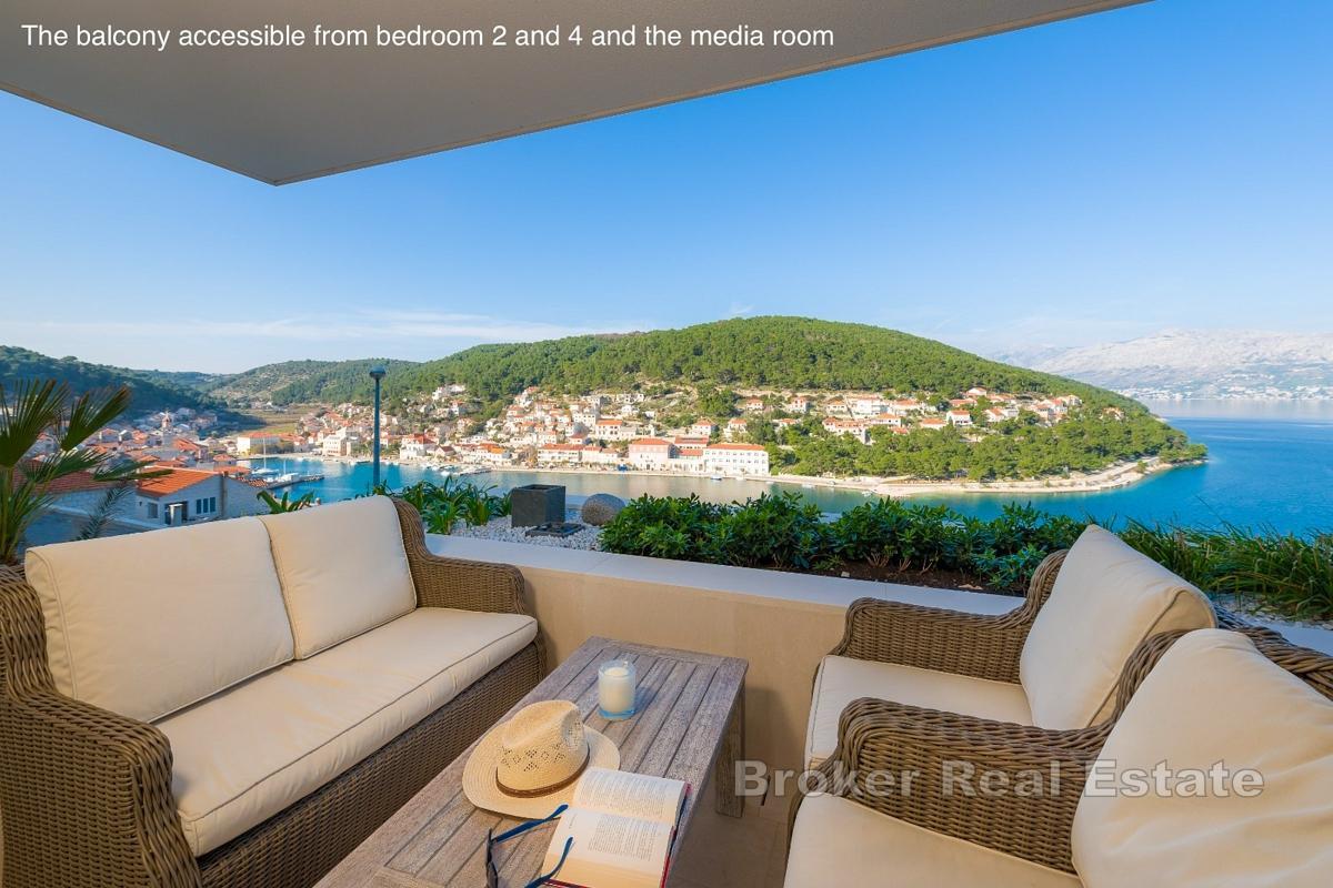 Moderna vila s bazenom i pogledom na more