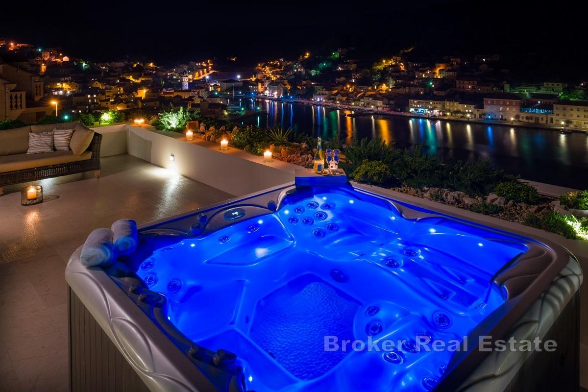 Moderne villa med svømmebasseng og havutsikt