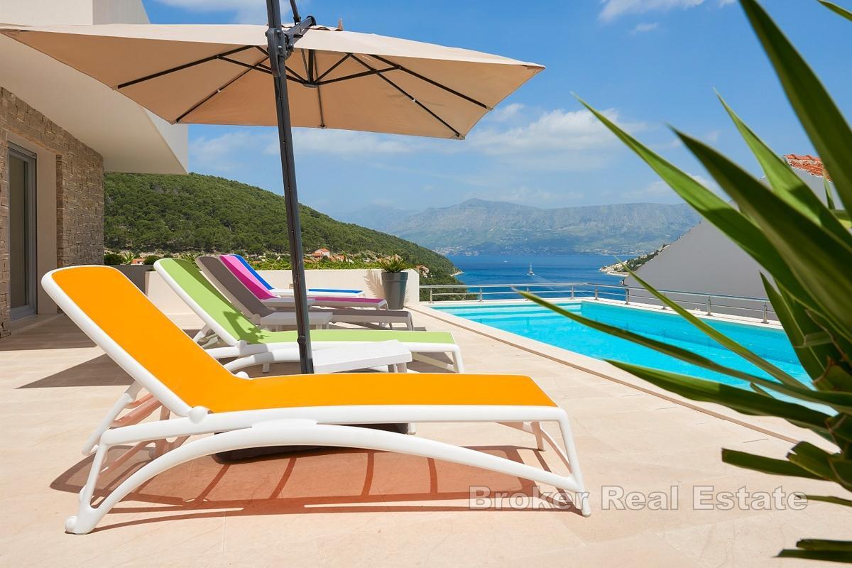 Moderna vila s bazenom i pogledom na more