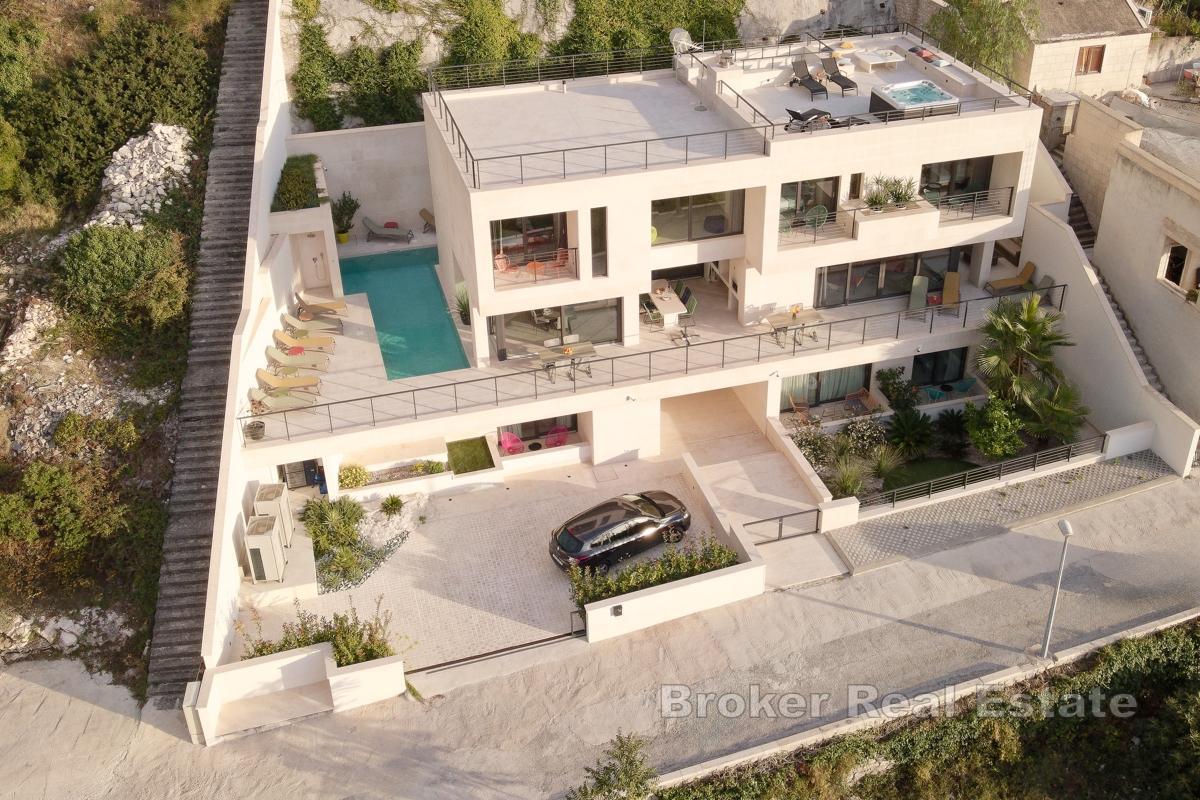 Luksusvilla med svømmebasseng og en fortryllende utsikt over havet