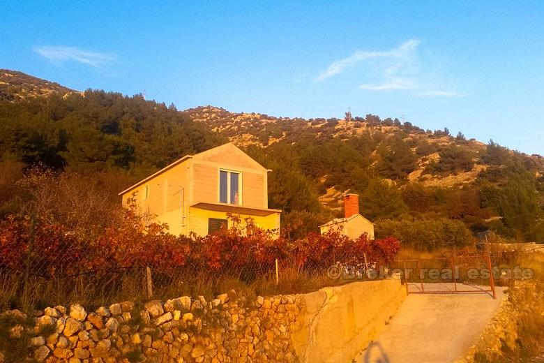 Frittliggende hus på bortgjemt sted, sør orientering.