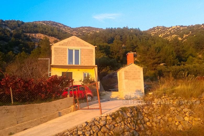 Samostojeća kuća na osami, južne orjentacije.