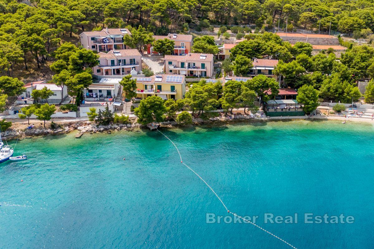 Villa con 4 appartamenti e vista mare