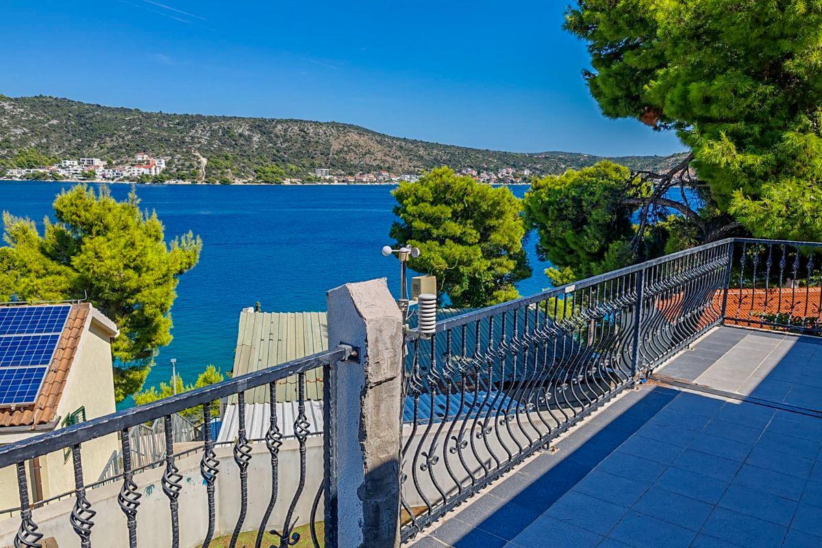 Villa med 4 lägenheter och havsutsikt