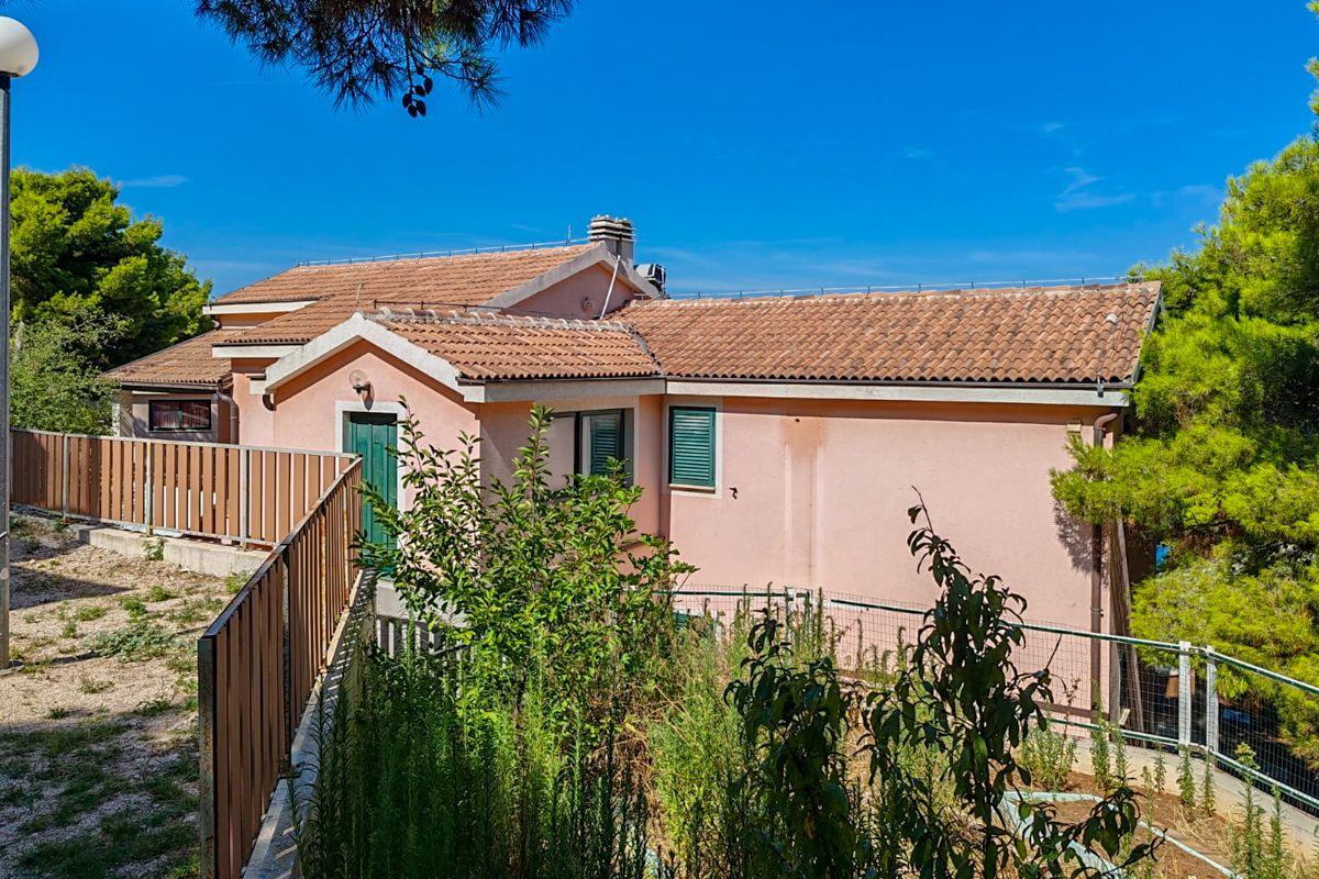 Villa med 4 lägenheter och havsutsikt