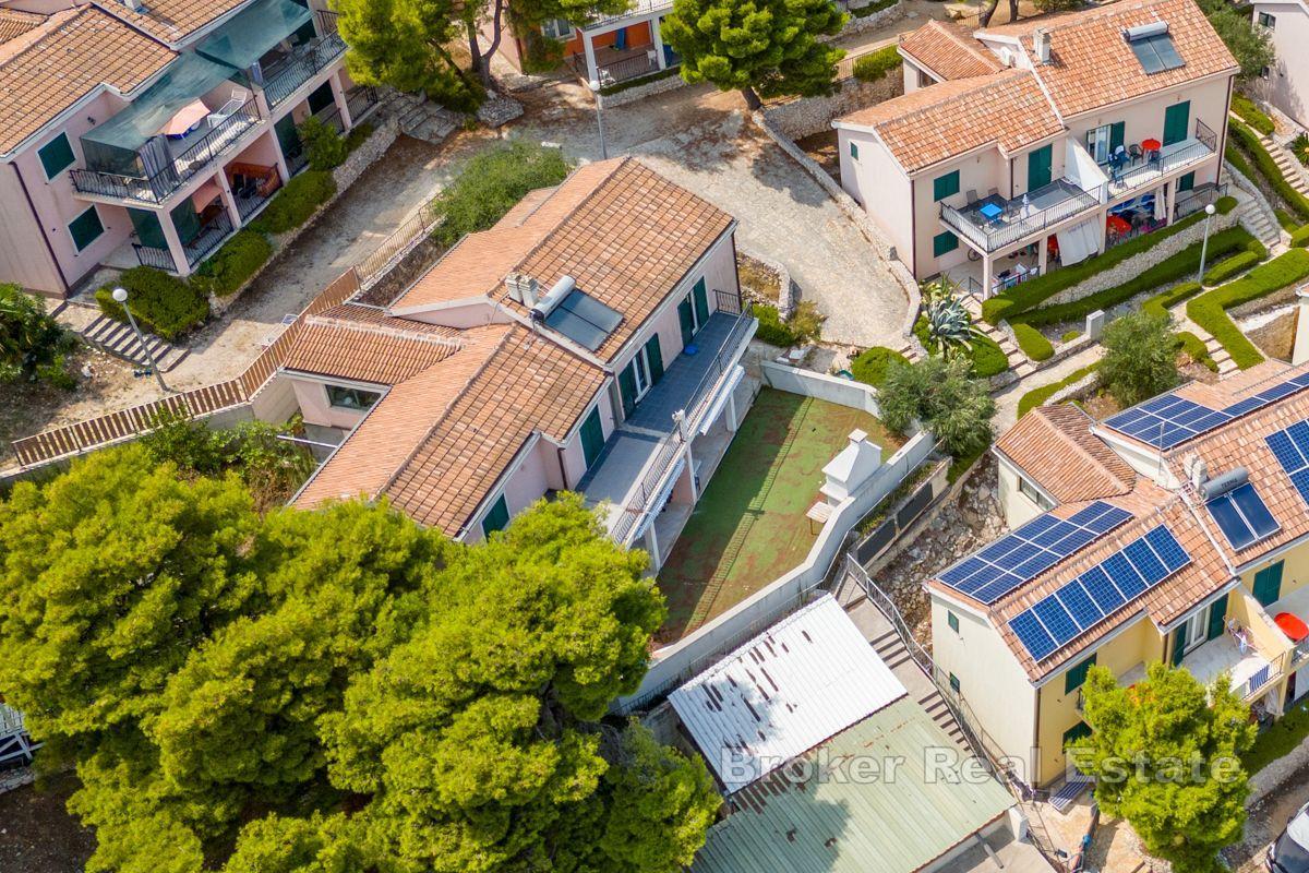 Villa med 4 lägenheter och havsutsikt